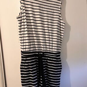 NWT VINEYARD VINES SHORT ROMPER Sz M 2 Pockets Ties at Waist and Back Neck SOFT